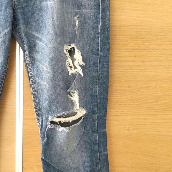 Distressed Guess Jeans, size 32, skinny leg - Picture 3 of 8